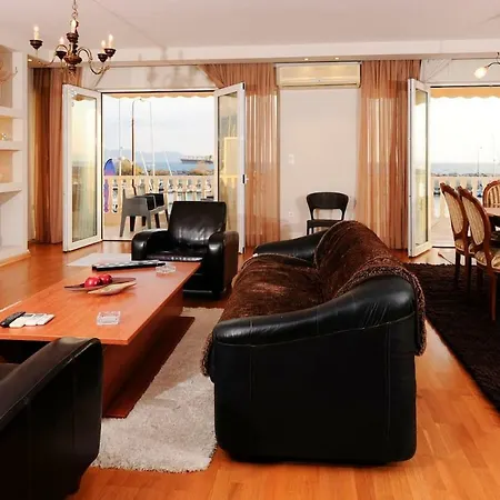 A Stunning House In A Prime Area By The Sea Front. Appartamento