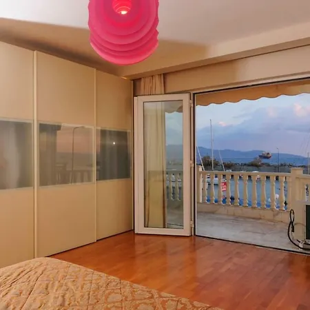 A Stunning House In A Prime Area By The Sea Front. Appartamento *