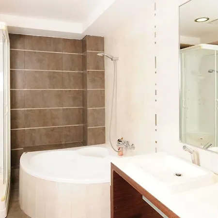 A Stunning House In A Prime Area By The Sea Front. Appartamento