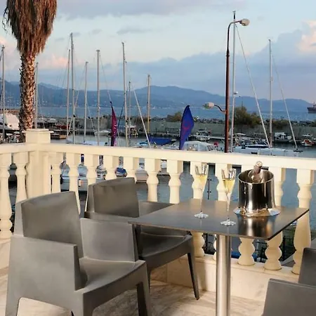 Appartamento A Stunning House In A Prime Area By The Sea Front.